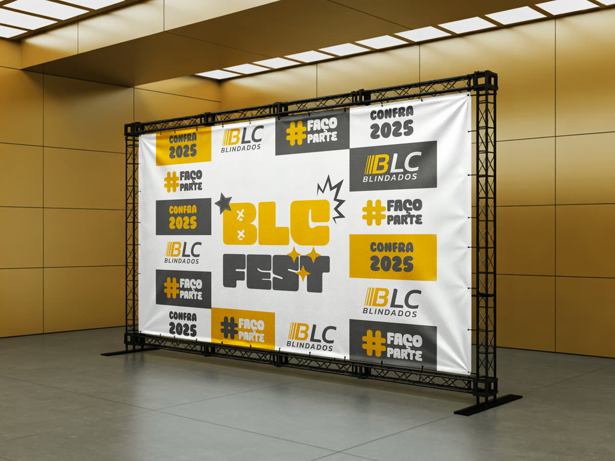 Mockup do backdrop do BLC Fest montado em estrutura de treliça, em ambiente de evento.