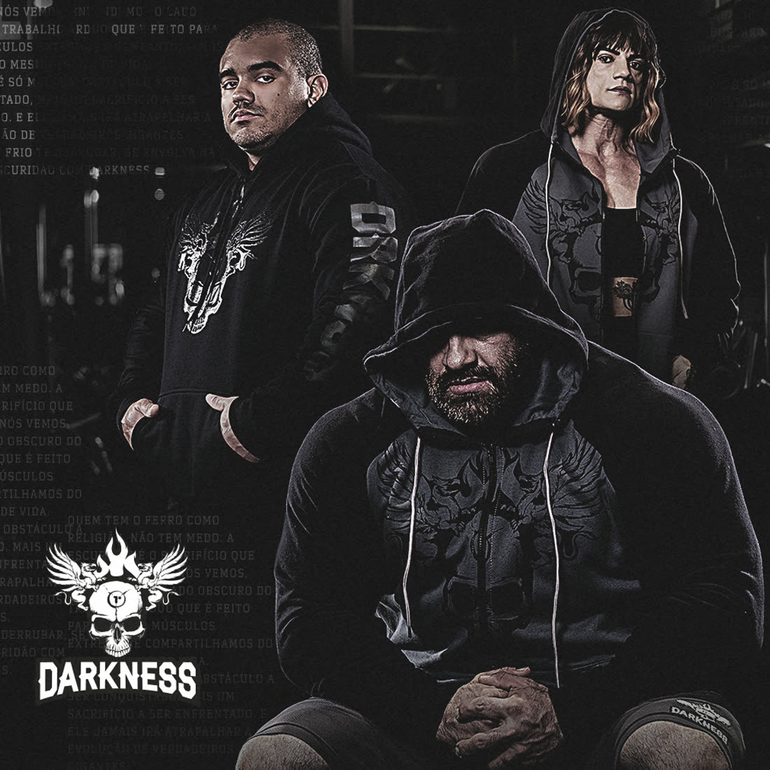 Três atletas de moletom preto da Darkness numa academia escura, com a marca aplicada no canto.
