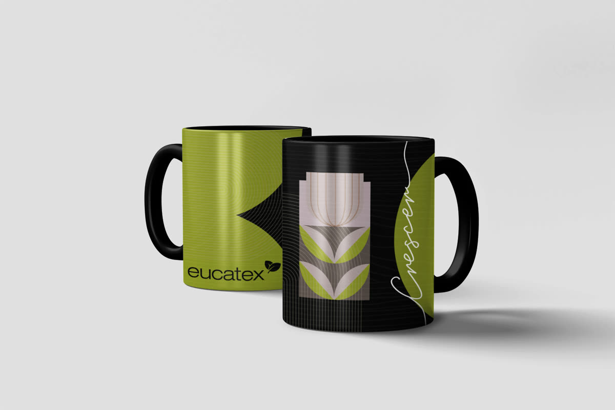 Canecas verde e preta lado a lado: a verde traz o logotipo eucatex, a preta o motivo floral e a assinatura Crescer.