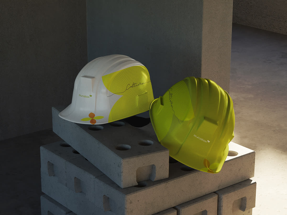 Capacetes de obra branco e verde-limão sobre blocos de concreto, os dois com a assinatura Cultivar.