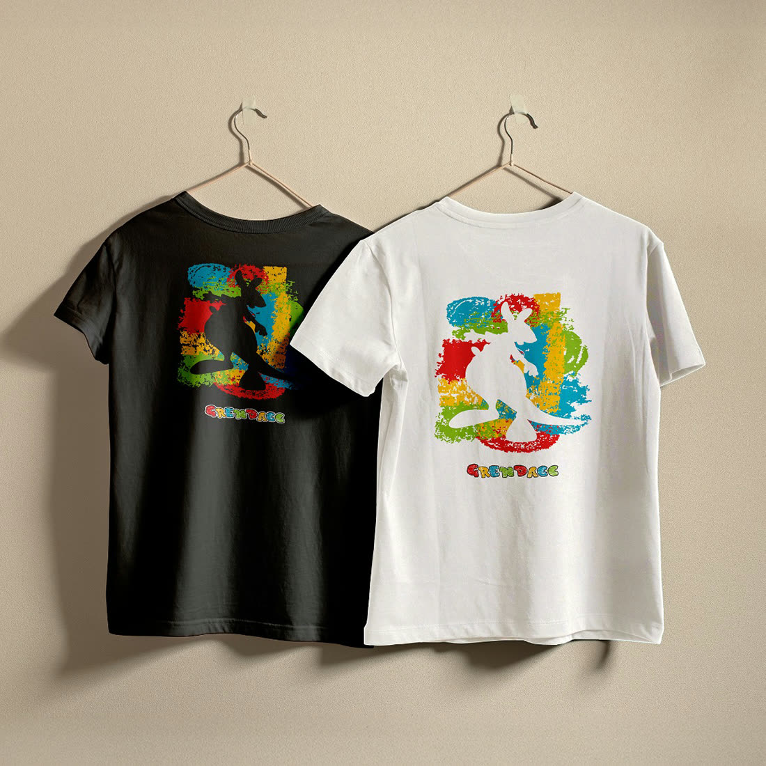 Camisetas preta e branca do Grendacc em cabides, com a estampa colorida em respingos de tinta.