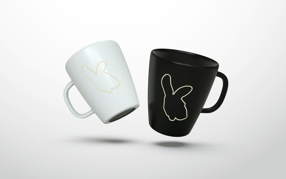 Mockup de duas canecas com o símbolo do Grendacc em traço.