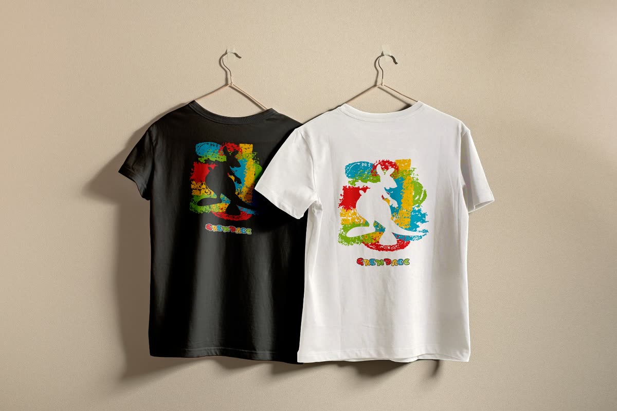 Camisetas preta e branca do Grendacc em cabides, com a estampa colorida em respingos de tinta.