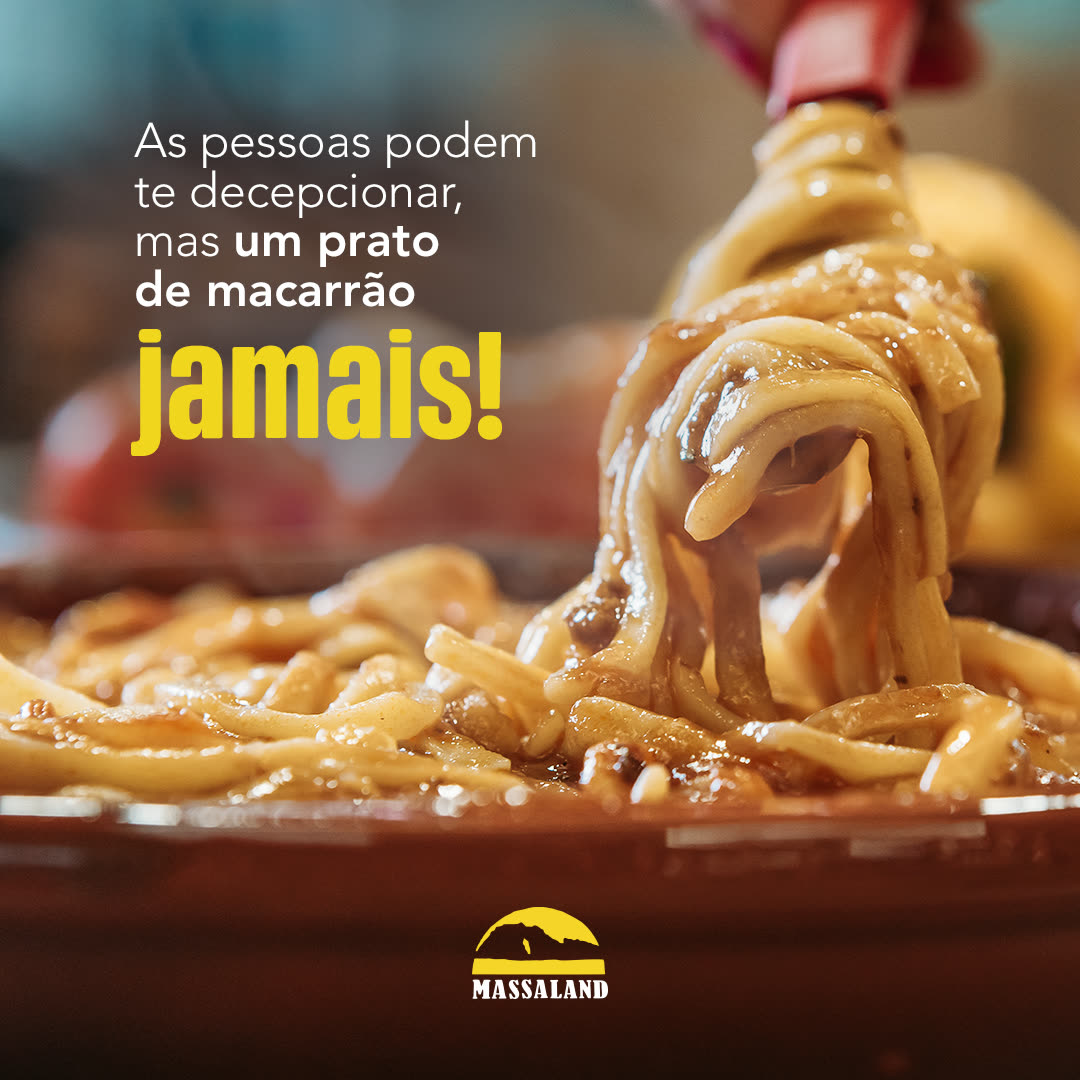 Post com garfo puxando espaguete de uma panela de barro e a chamada sobre prato de macarrão.