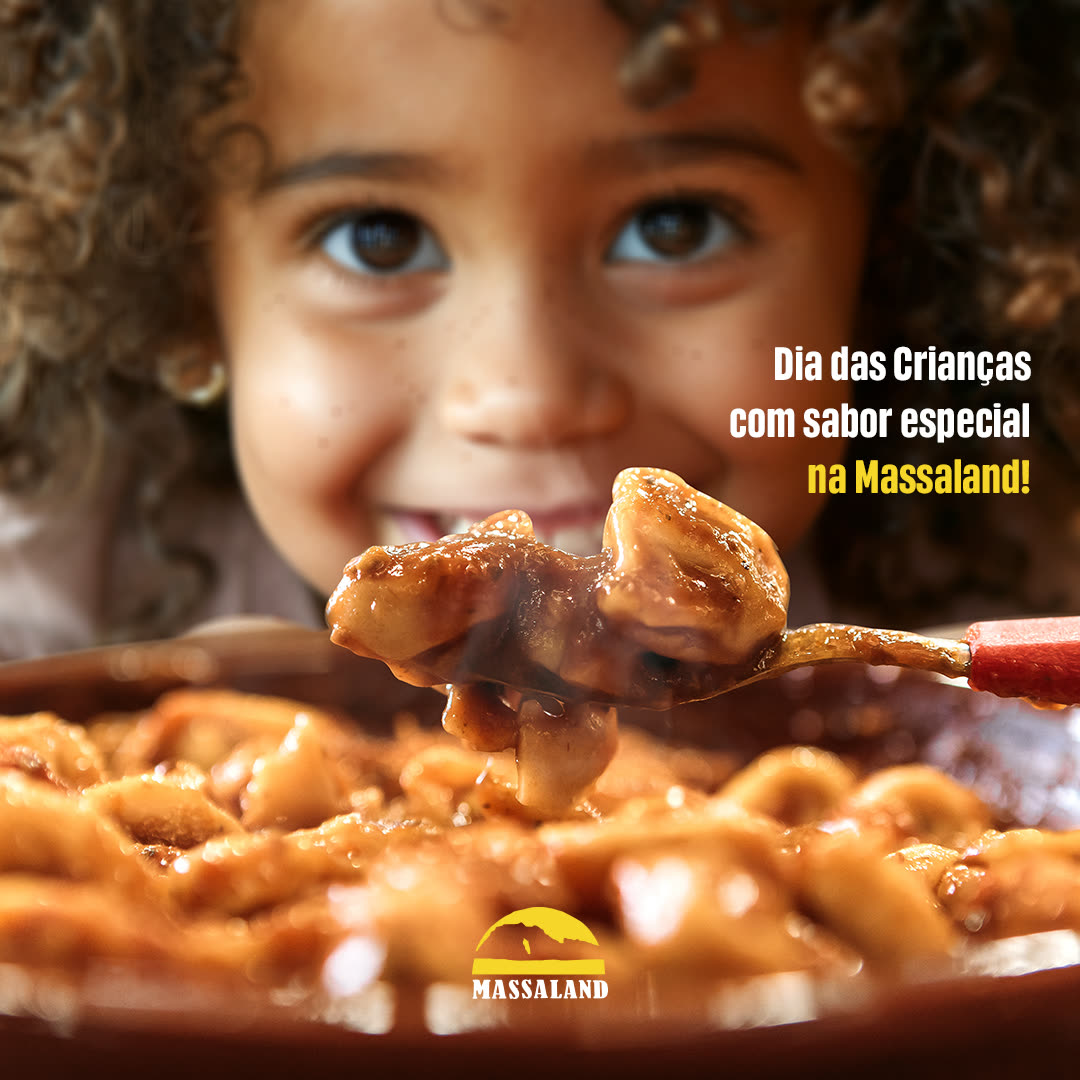 Post de Dia das Crianças, com criança ao fundo e colher de nhoque ao sugo em primeiro plano.