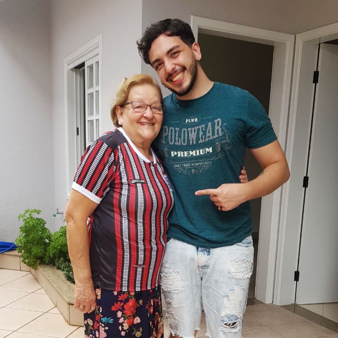 Gianluca Costa e sua avó, os dois vestindo a camisa do Paulista FC.