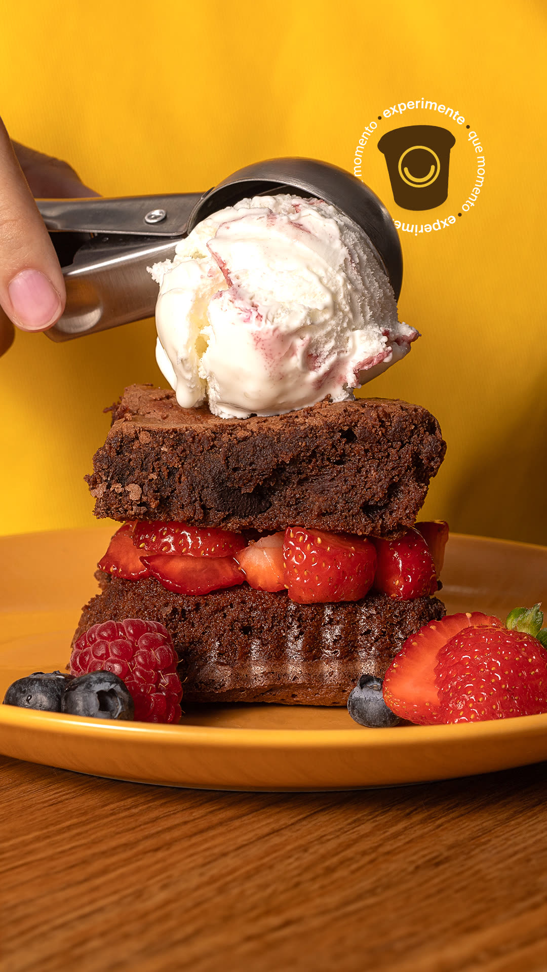 Story de sobremesa com bola de sorvete servida sobre brownie e frutas vermelhas.